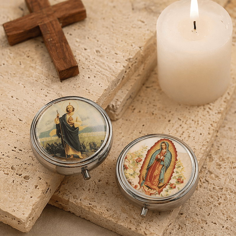 Christianartworkshop Astuccio per rosario vintage con le immagini di San Giuda e della Madonna di Guadalupe, con coperchio in resina epossidica: simbolo di sacra protezione e fede devozionale. - image 1