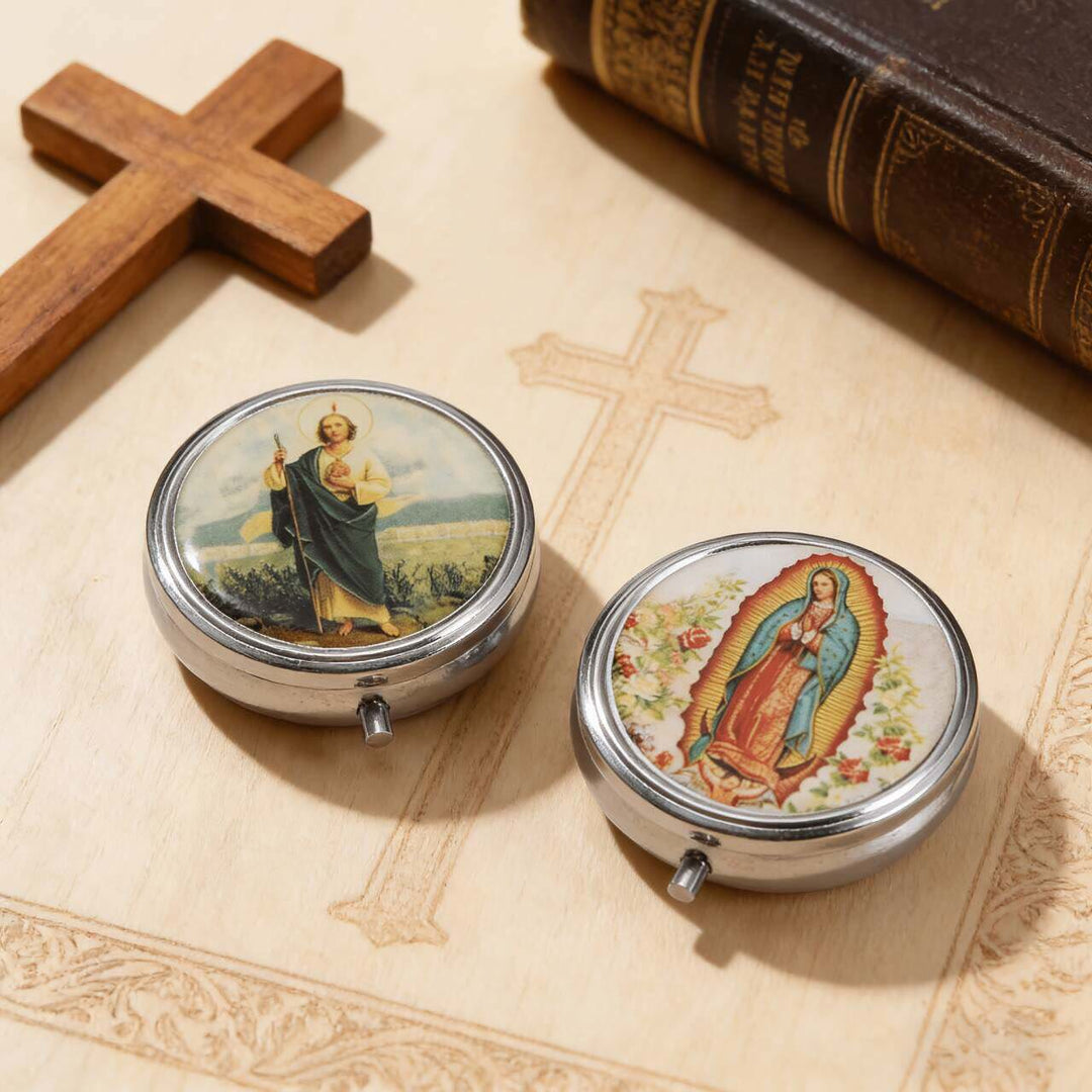Christianartworkshop Astuccio per rosario vintage con le immagini di San Giuda e della Madonna di Guadalupe, con coperchio in resina epossidica: simbolo di sacra protezione e fede devozionale. - image 0