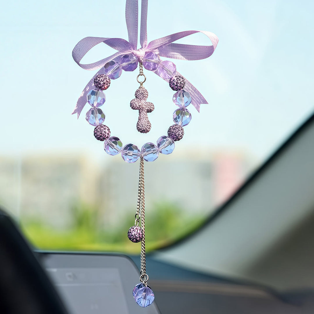 Christianartworkshop Ciondolo per auto a forma di croce con ghirlanda di cristalli e fiocco: simbolo di grazia protettiva e fede in un viaggio sicuro. - Croce viola - image 0