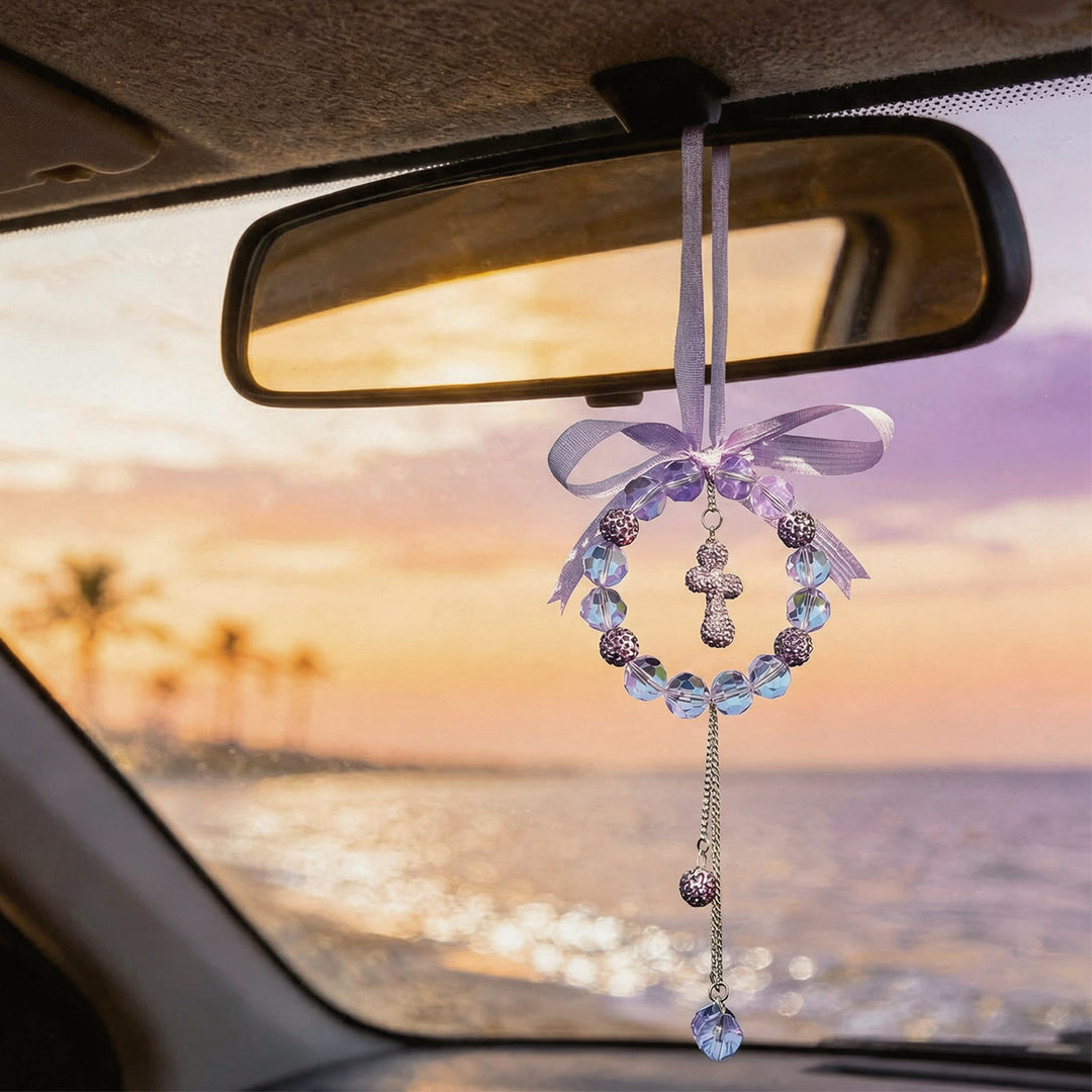 Christianartworkshop Ciondolo per auto a forma di croce con ghirlanda di cristalli e fiocco: simbolo di grazia protettiva e fede in un viaggio sicuro. - image 1