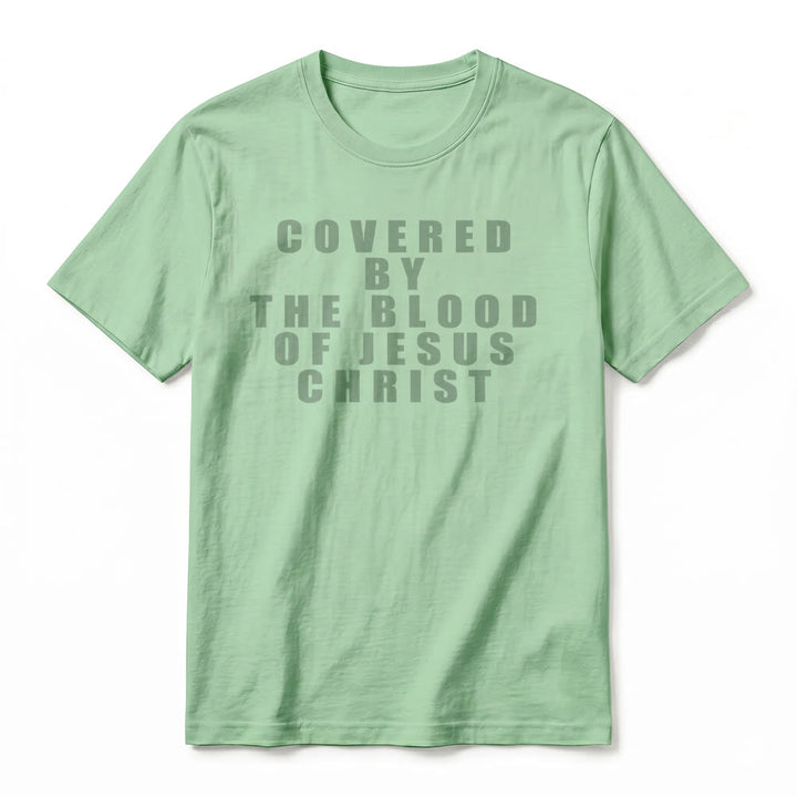 Christianartworkshop T-shirt a maniche corte premium con la scritta "Coperto dal sangue di Gesù Cristo" - image 24