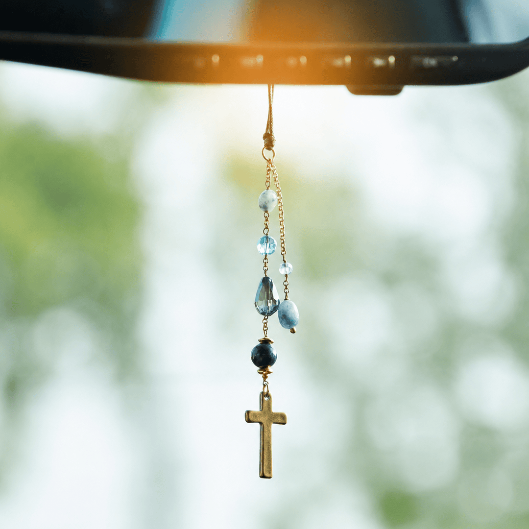 Christianartworkshop Decorazione minimalista a forma di croce da appendere in auto, con pietre naturali e perline di cristallo: un promemoria di pace celeste sulla strada. - Cristallo blu - image 0
