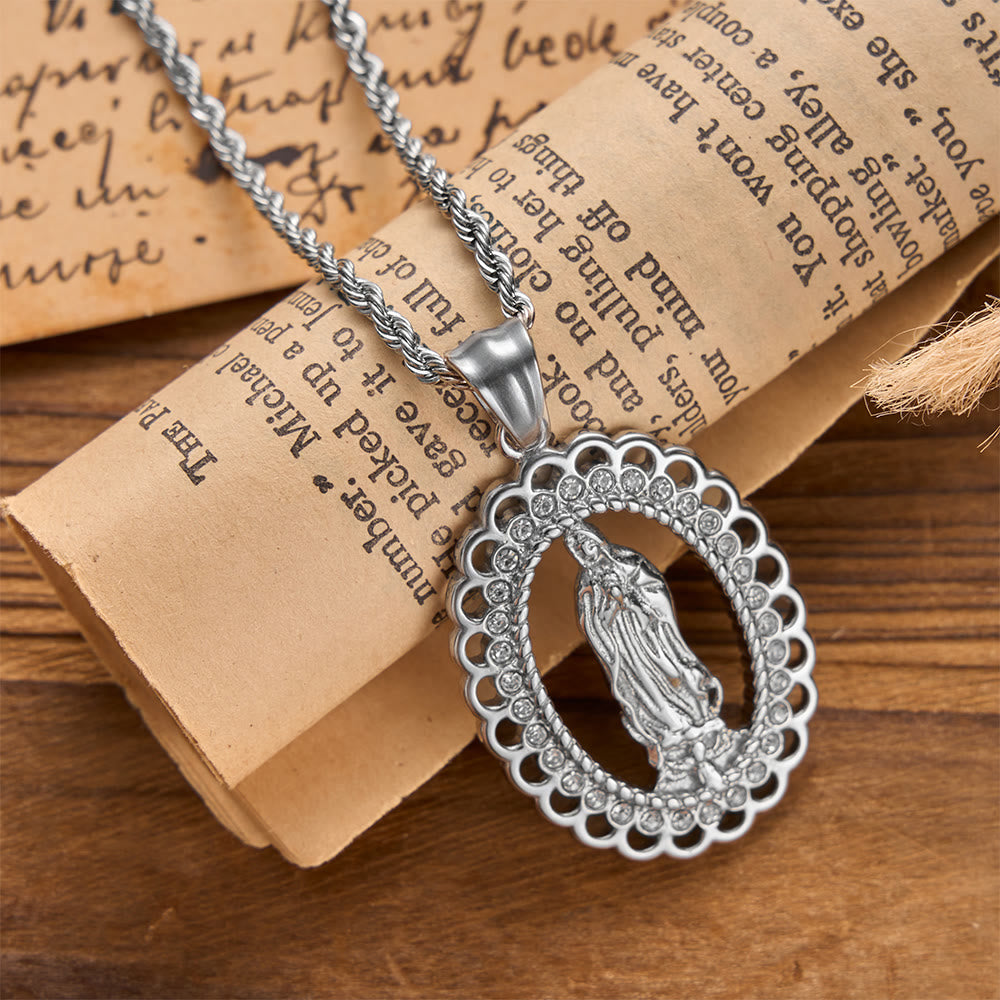 Christianartworkshop Collana ovale traforata con l'immagine della Madonna, con aureola di zirconi e catena intrecciata: un ricordo della Divina Misericordia e della Protezione Celeste. - Argento - image 4