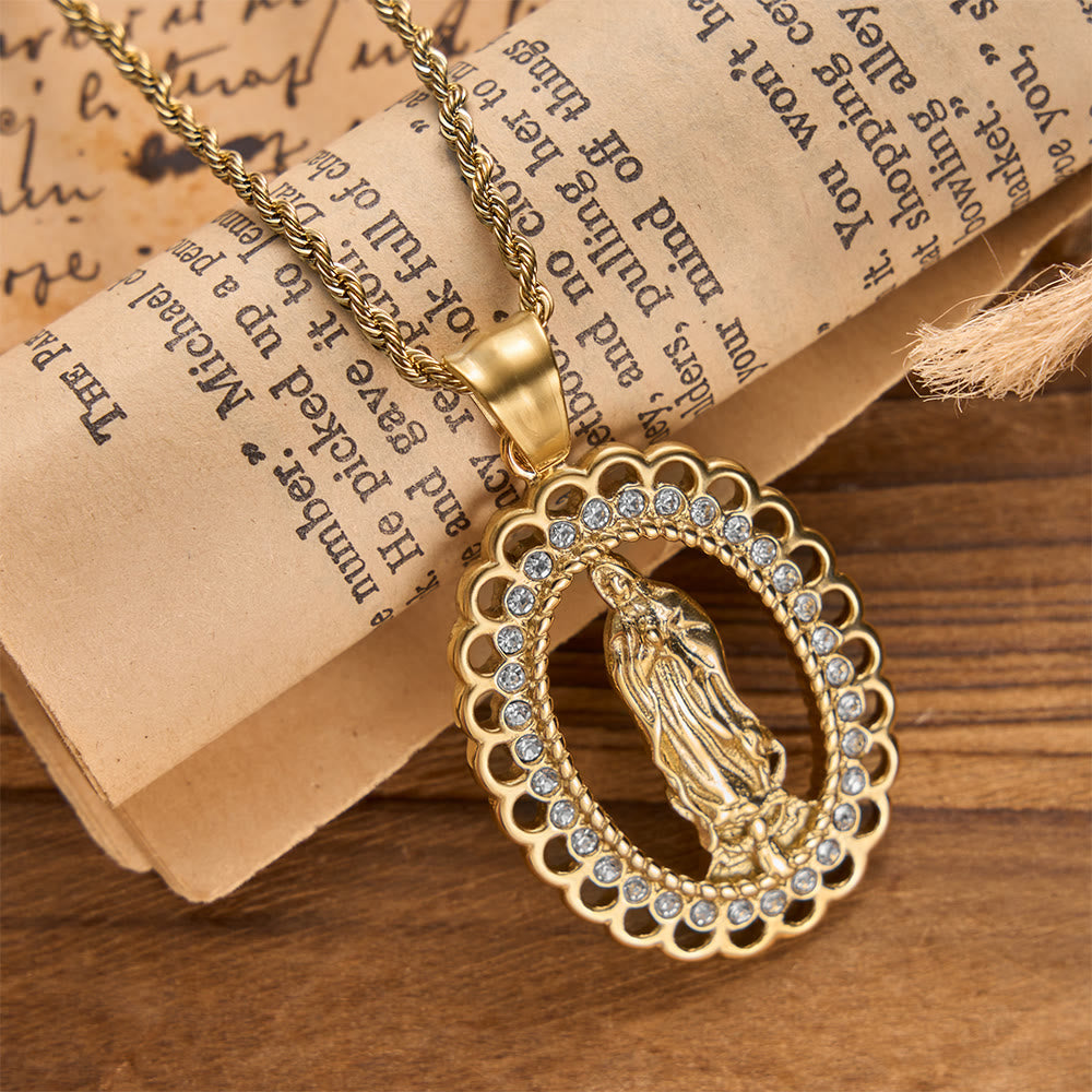 Christianartworkshop Collana ovale traforata con l'immagine della Madonna, con aureola di zirconi e catena intrecciata: un ricordo della Divina Misericordia e della Protezione Celeste. - D'oro - image 0