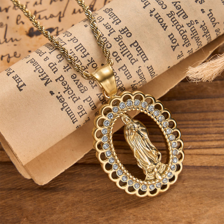Christianartworkshop Collana ovale traforata con l'immagine della Madonna, con aureola di zirconi e catena intrecciata: un ricordo della Divina Misericordia e della Protezione Celeste. - D'oro - image 0
