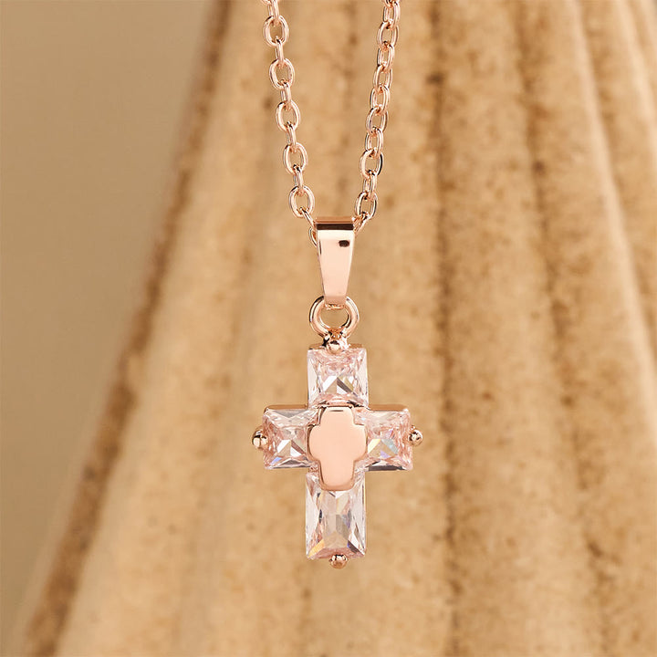 Christianartworkshop Collana con ciondolo a croce tempestato di zirconi e inserto centrale lucido: simbolo di radiosa grazia sacra e fede incrollabile. - Oro rosa - image 5