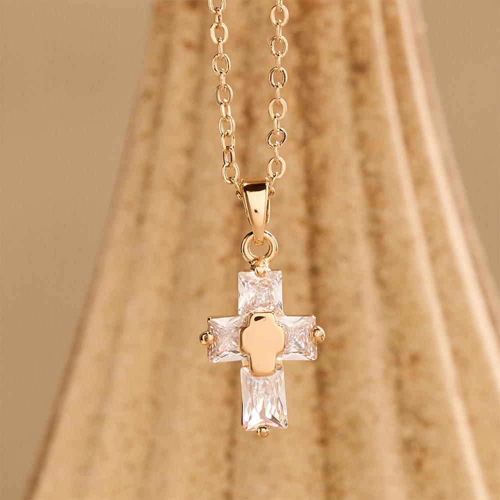 Christianartworkshop Collana con ciondolo a croce tempestato di zirconi e inserto centrale lucido: simbolo di radiosa grazia sacra e fede incrollabile. - D'oro - image 0