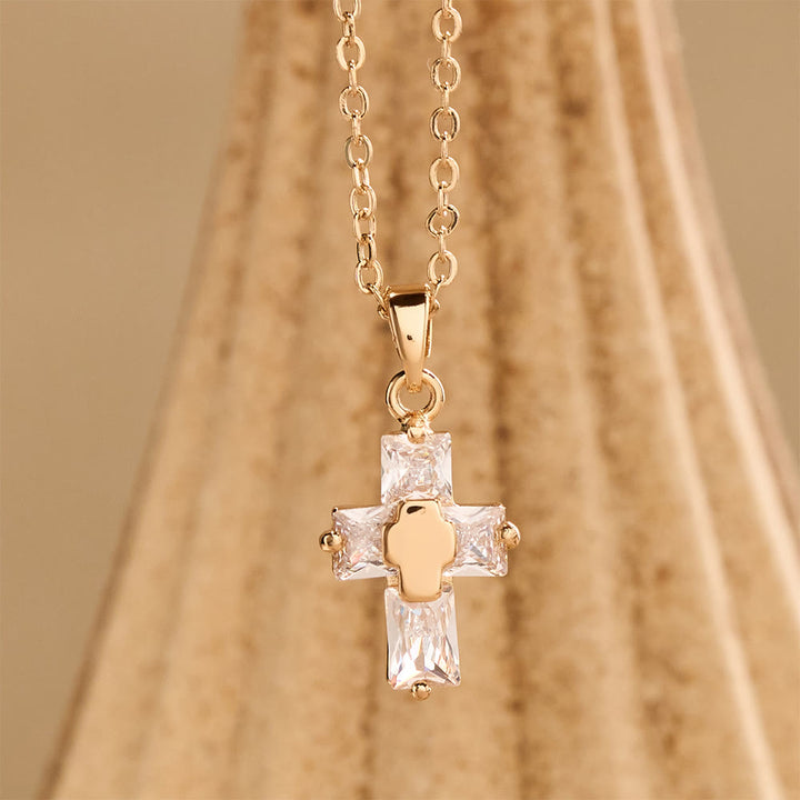 Christianartworkshop Collana con ciondolo a croce tempestato di zirconi e inserto centrale lucido: simbolo di radiosa grazia sacra e fede incrollabile. - D'oro - image 0