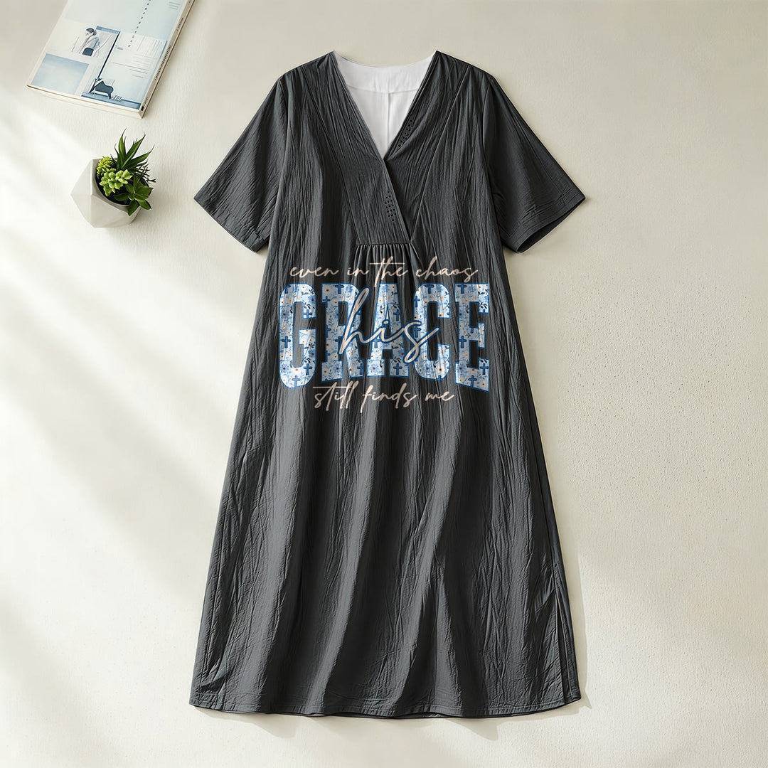 Abito midi ampio con scollo a V e stampa a quadri "His Grace Still Finds Me" Christianartworkshop. - Nero - 4XL - image 0