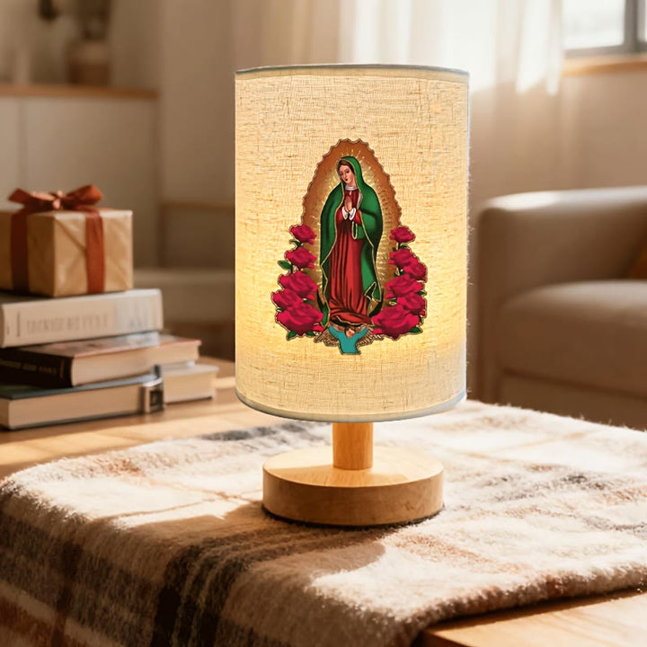 Christianartworkshop Lampada da tavolo con base in legno naturale e paralume in tessuto, raffigurante la Madonna di Guadalupe: simbolo di dolci benedizioni notturne. - image 2