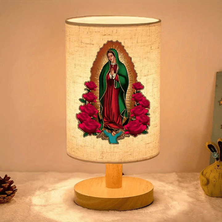 Christianartworkshop Lampada da tavolo con base in legno naturale e paralume in tessuto, raffigurante la Madonna di Guadalupe: simbolo di dolci benedizioni notturne. - image 1