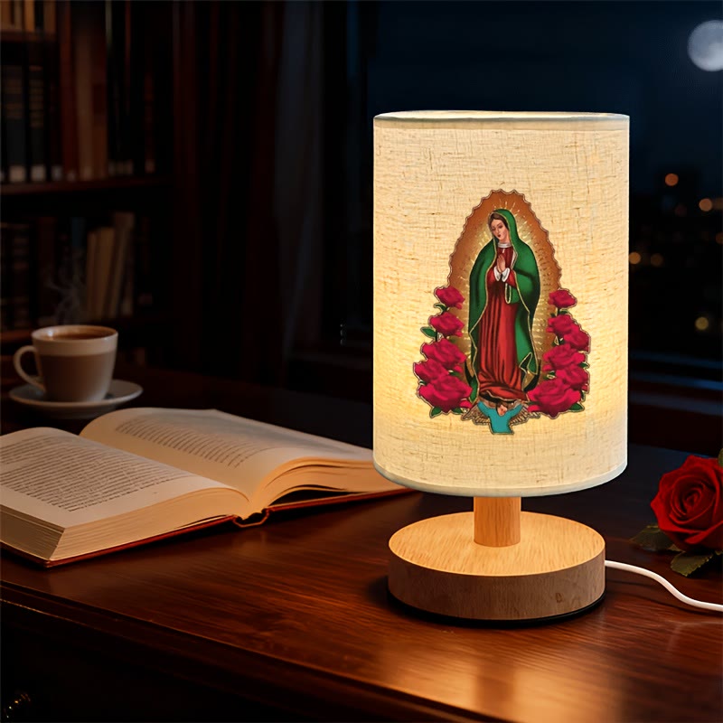 Christianartworkshop Lampada da tavolo con base in legno naturale e paralume in tessuto, raffigurante la Madonna di Guadalupe: simbolo di dolci benedizioni notturne. - image 3