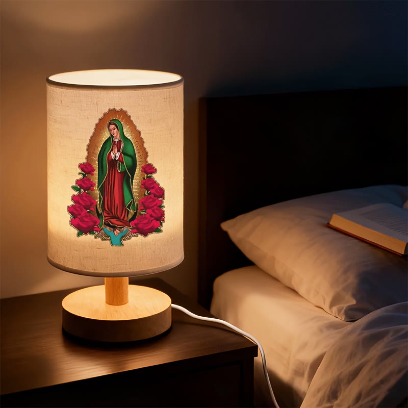 Christianartworkshop Lampada da tavolo con base in legno naturale e paralume in tessuto, raffigurante la Madonna di Guadalupe: simbolo di dolci benedizioni notturne. - Nostra Signora di Guadalupe - image 0