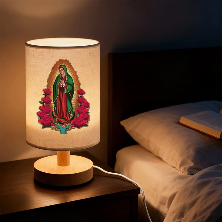 Christianartworkshop Lampada da tavolo con base in legno naturale e paralume in tessuto, raffigurante la Madonna di Guadalupe: simbolo di dolci benedizioni notturne. - Nostra Signora di Guadalupe - image 0