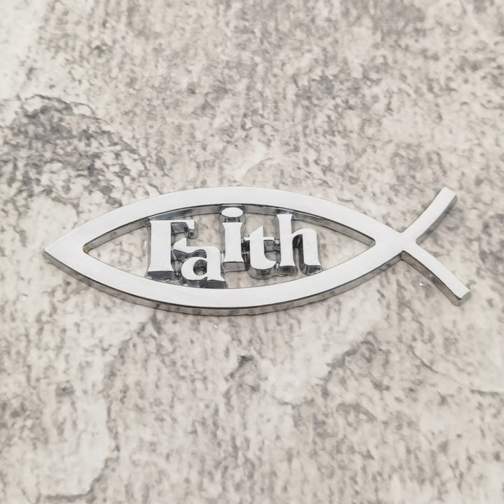 Christianartworkshop Adesivo per auto con sagoma di pesce Ichthys e scritta "Faith" in rilievo: simbolo di incrollabile convinzione e protezione stradale. - Argento - image 4
