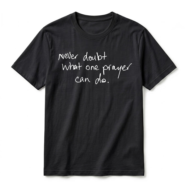 Christianartworkshop T-shirt a maniche corte premium con la scritta "Non dubitare mai di ciò che una preghiera può fare". - image 5