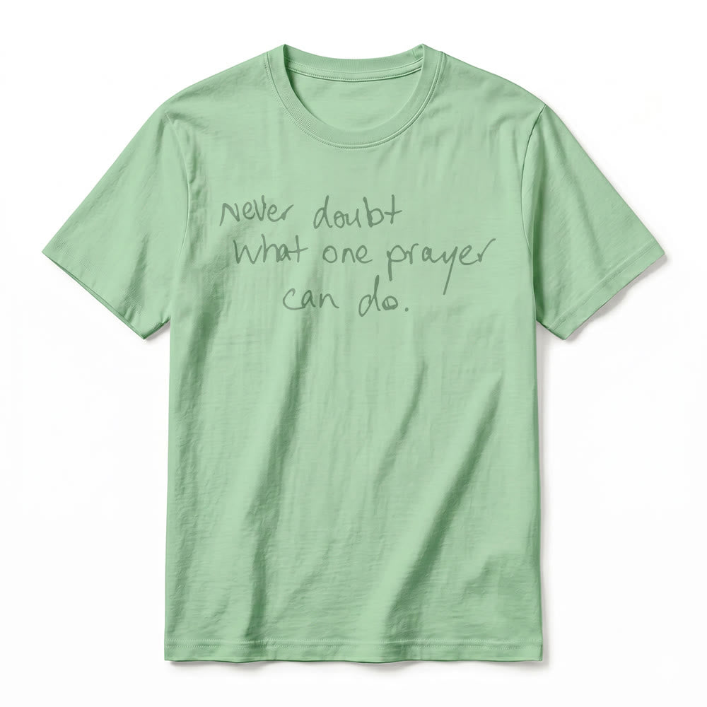 Christianartworkshop T-shirt a maniche corte premium con la scritta "Non dubitare mai di ciò che una preghiera può fare". - image 23