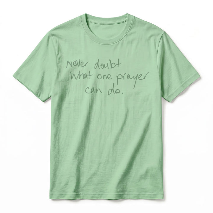 Christianartworkshop T-shirt a maniche corte premium con la scritta "Non dubitare mai di ciò che una preghiera può fare". - image 23