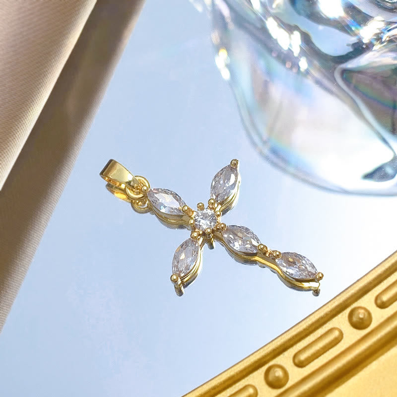 Christianartworkshop Elegante collana con croce a più pietre: simbolo di serena fede e dolce calore spirituale. - Bianco e oro - image 6