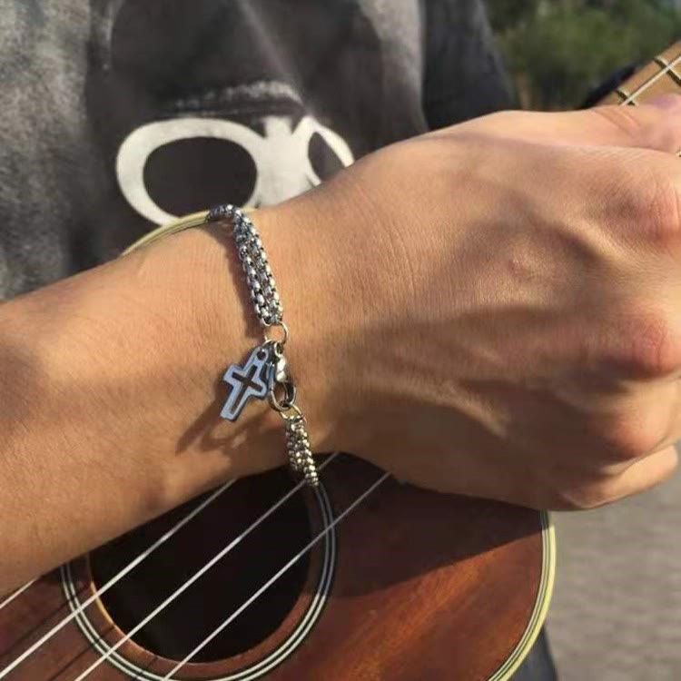 Christianartworkshop Bracciale minimalista con ciondolo a croce: un simbolo senza tempo di sacra devozione e speranza eterna. - image 1
