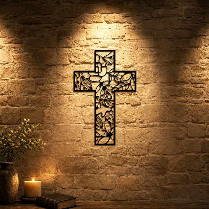 Christianartworkshop Decorazione da parete in metallo a forma di croce cava con motivi floreali: emblema di speranza e grazia eterne. - image 0