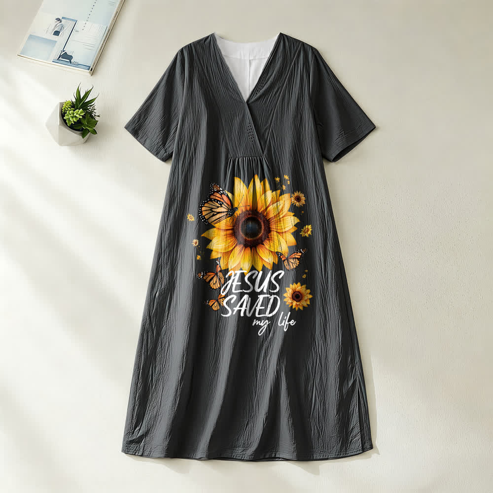 Abito midi a maniche corte con scollo a V e stampa di girasoli e farfalle, "Gesù mi ha salvato la vita", Christianartworkshop. - Nero - 4XL - image 4