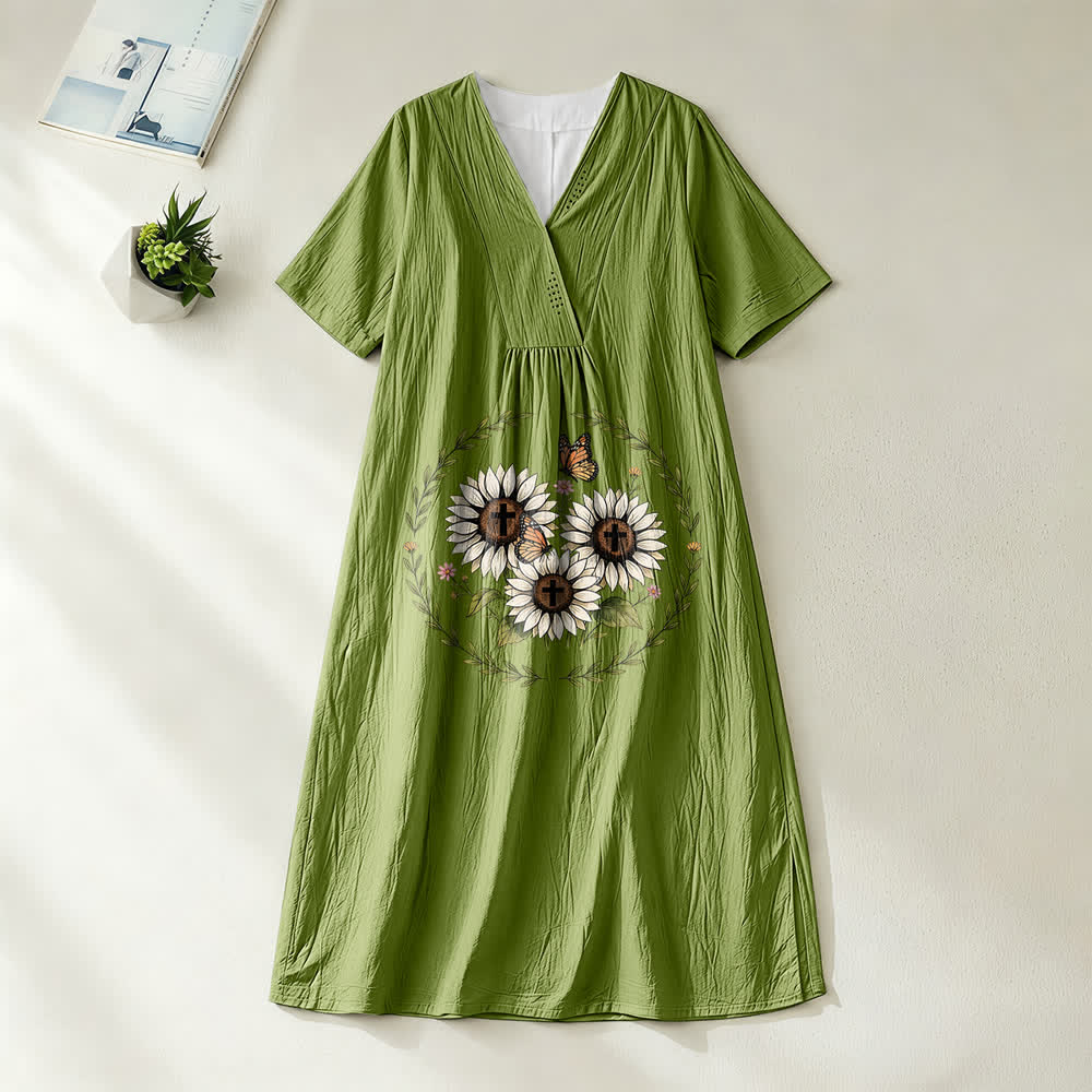 Abito midi a maniche corte con scollo a V e motivo devozionale di girasoli, croce e ghirlanda di farfalle Christianartworkshop - Verde oliva - 4XL - image 10