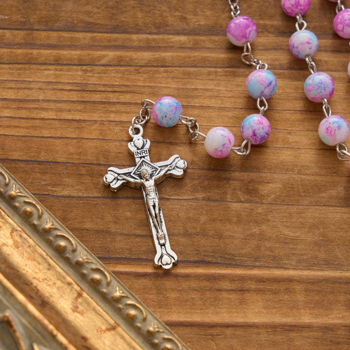 Rosario Christianartworkshop con perline di vetro marmorizzate rosa e blu, medaglia della Madonna con Bambino e crocifisso. - image 7
