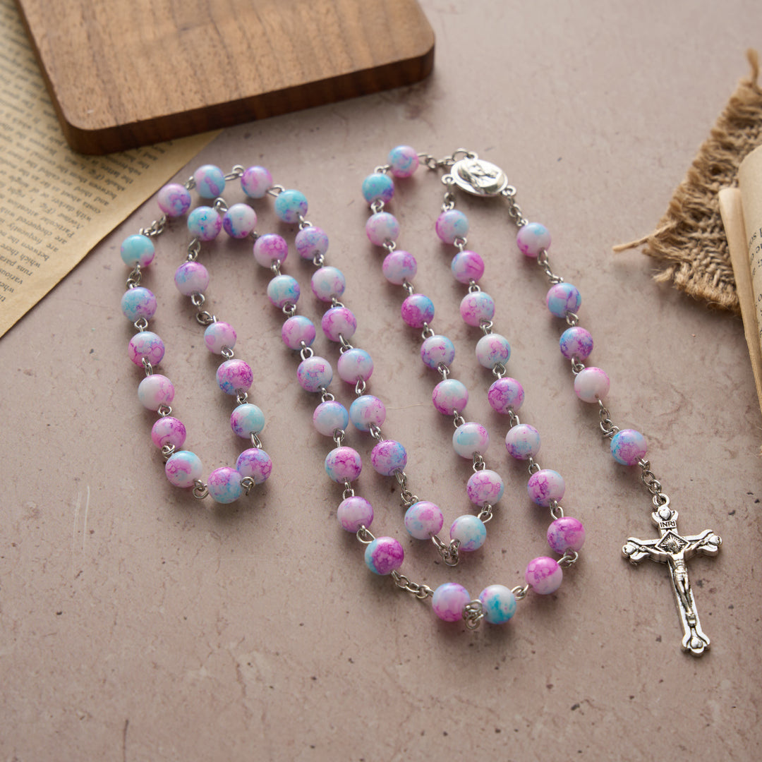 Christianartworkshop Rosario con perle di vetro marmorizzate rosa e blu, medaglia della Madonna con Bambino e crocifisso. - image 4
