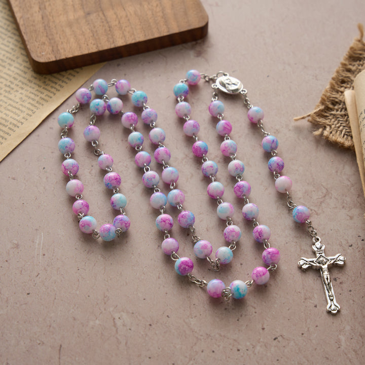 Christianartworkshop Rosario con perle di vetro marmorizzate rosa e blu, medaglia della Madonna con Bambino e crocifisso. - image 4
