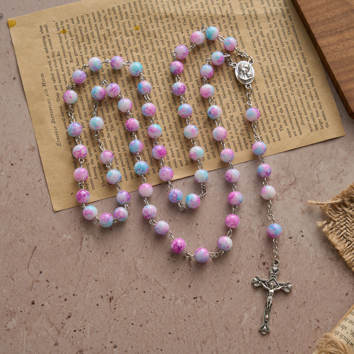 Christianartworkshop Rosario con perle di vetro marmorizzate rosa e blu, medaglia della Madonna con Bambino e crocifisso. - image 3