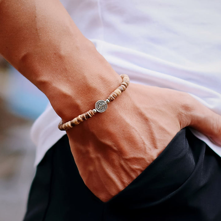 Christianartworkshop Bracciale elastico con perline di pietra naturale e distanziatori con medaglietta di San Benedetto in rilievo: simbolo di protezione divina. - image 10