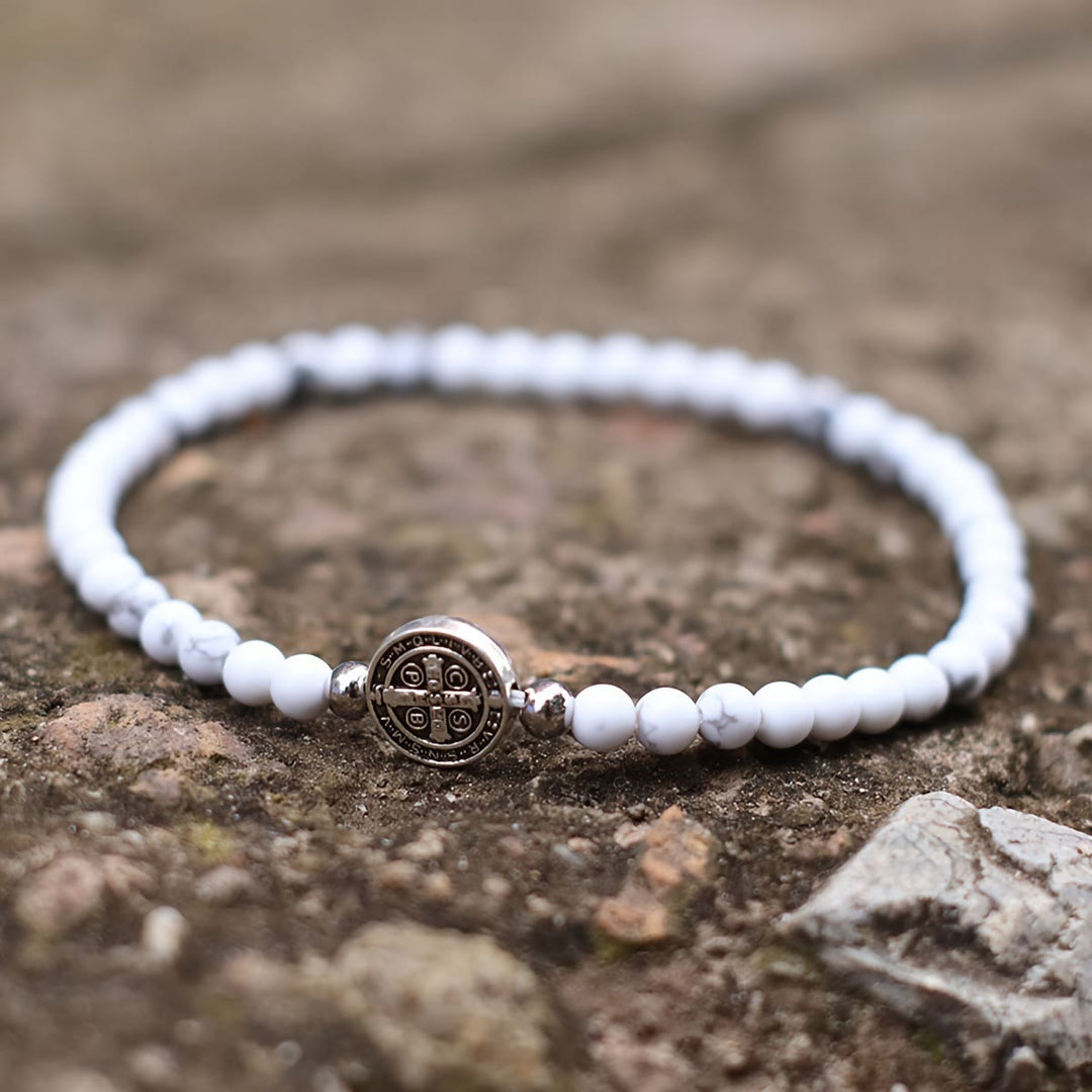 Christianartworkshop Bracciale elastico con perline di pietra naturale e distanziatori con medaglietta di San Benedetto in rilievo: simbolo di protezione divina. - Turchese bianco - image 0