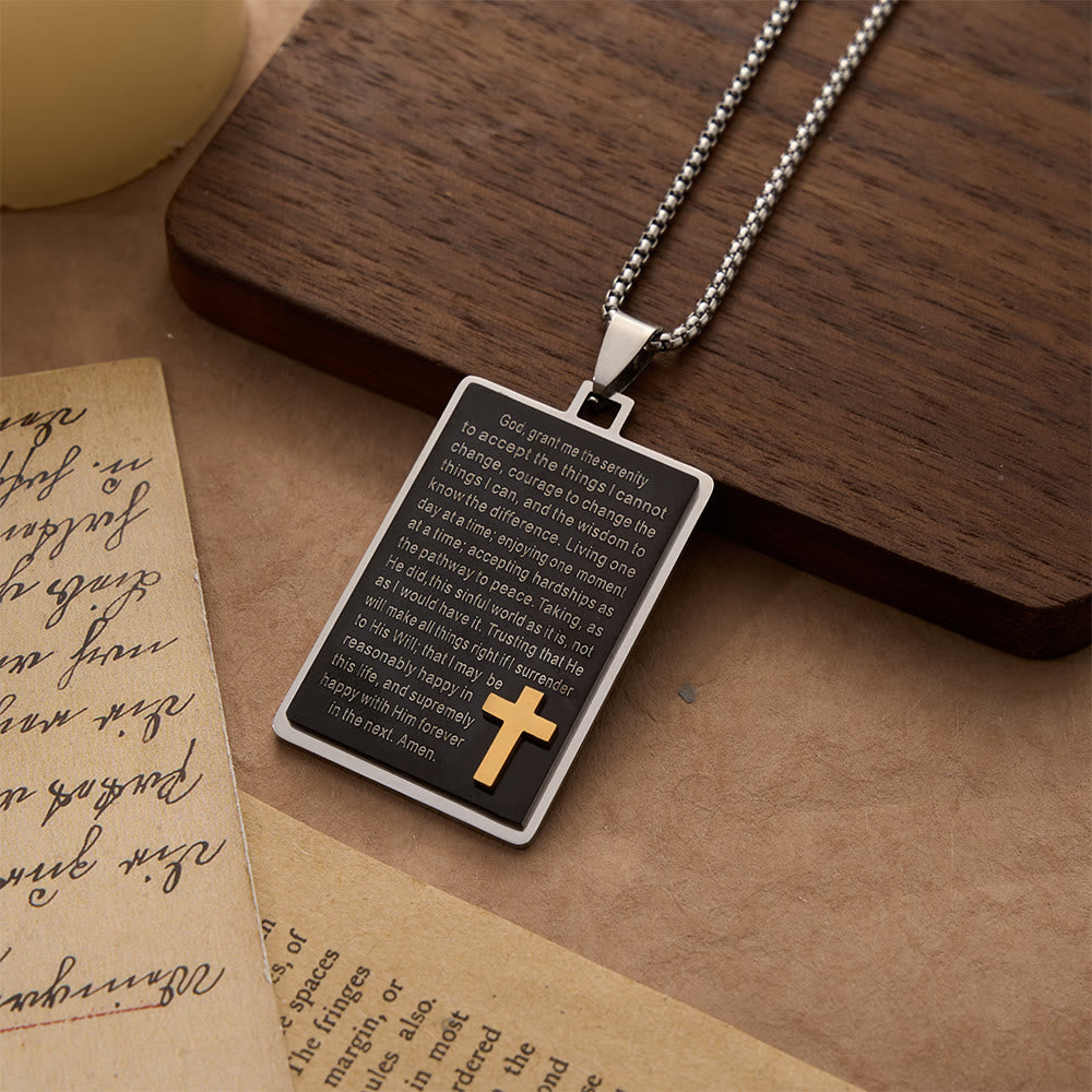 Christianartworkshop Collana con targhetta rettangolare bicolore con incisione "Preghiera della Serenità" e croce dorata in rilievo. - Scrittura della preghiera - image 0