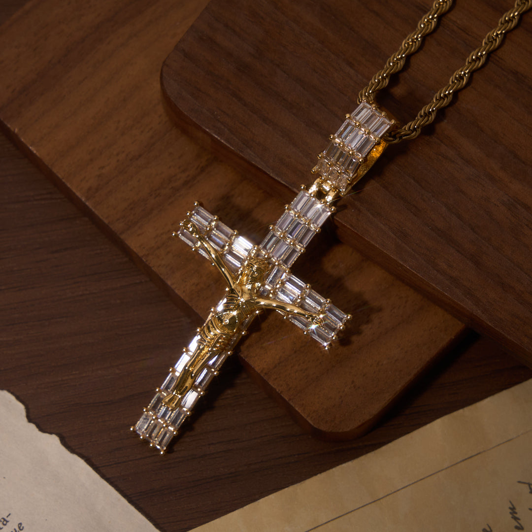 Christianartworkshop Ciondolo a croce interamente tempestato di zirconi a baguette, collana bicolore con catena a corda intrecciata. - D'oro - Grande - image 0