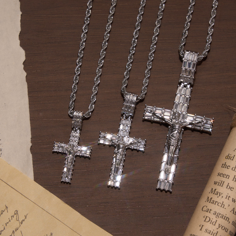 Christianartworkshop Ciondolo a croce interamente tempestato di zirconi a baguette, collana bicolore con catena a corda intrecciata. - image 1