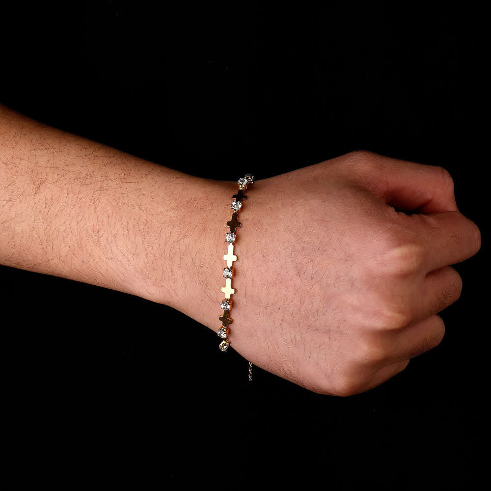 Christianartworkshop Elegante bracciale a catena con croce dorata e strass scintillanti, perfetto per tutti i giorni. - image 1