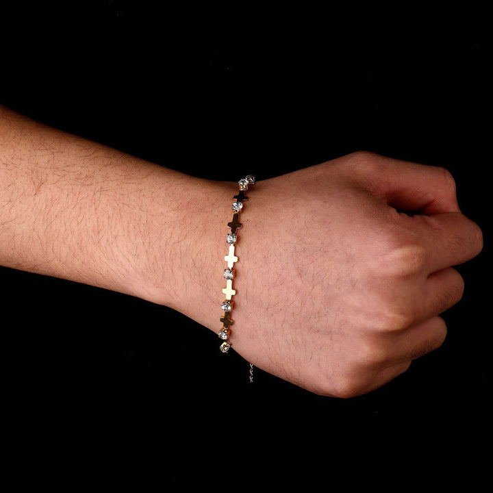 Christianartworkshop Elegante bracciale a catena con croce dorata e strass scintillanti, perfetto per tutti i giorni. - image 1