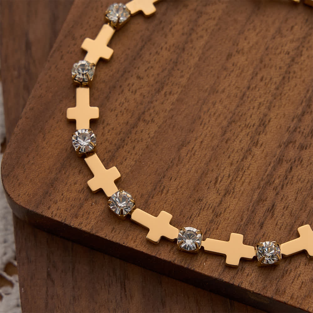 Christianartworkshop Elegante bracciale a catena con croce dorata e strass scintillanti, perfetto per tutti i giorni. - image 4