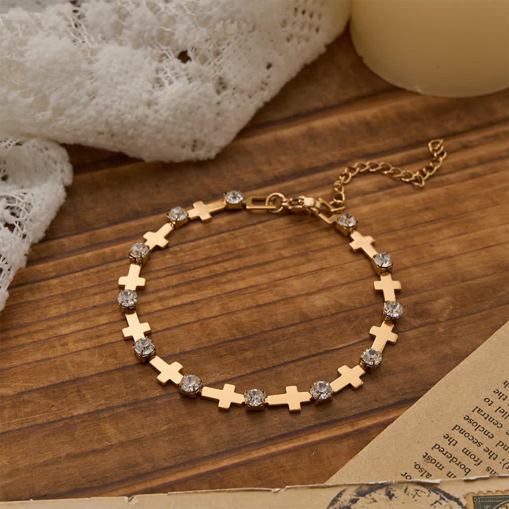 Christianartworkshop Elegante bracciale a catena con croce dorata e strass scintillanti, perfetto per tutti i giorni. - image 3