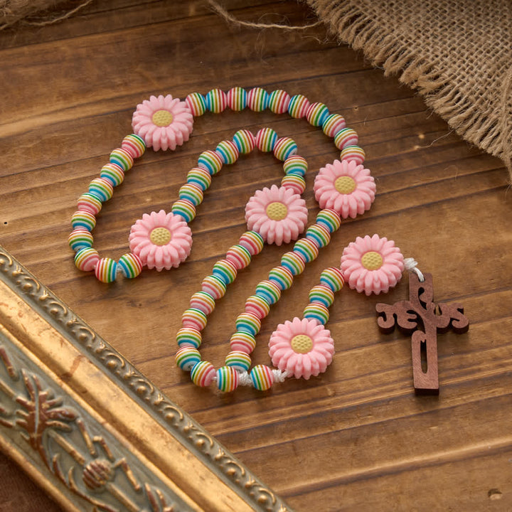 Christianartworkshop Rosario a righe arcobaleno pastello con margherita rosa e accessorio religioso per bambini. - Croce di Gesù - image 0