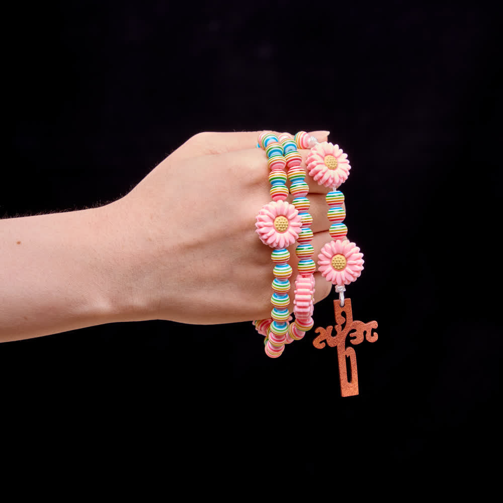 Christianartworkshop Rosario a righe arcobaleno pastello con margherita rosa e accessorio religioso per bambini. - image 1