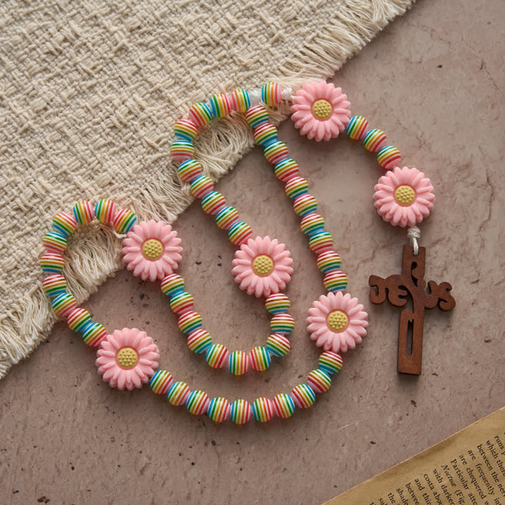 Christianartworkshop Rosario a righe arcobaleno pastello con margherita rosa e accessorio religioso per bambini. - image 2