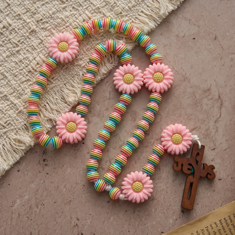 Christianartworkshop Rosario a righe arcobaleno pastello con margherita rosa e accessorio religioso per bambini. - image 3