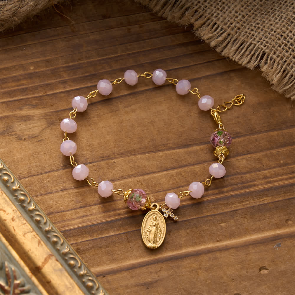 Christianartworkshop Braccialetto devozionale con cristalli rosa tenue, medaglia e croce della Madonna. - image 2