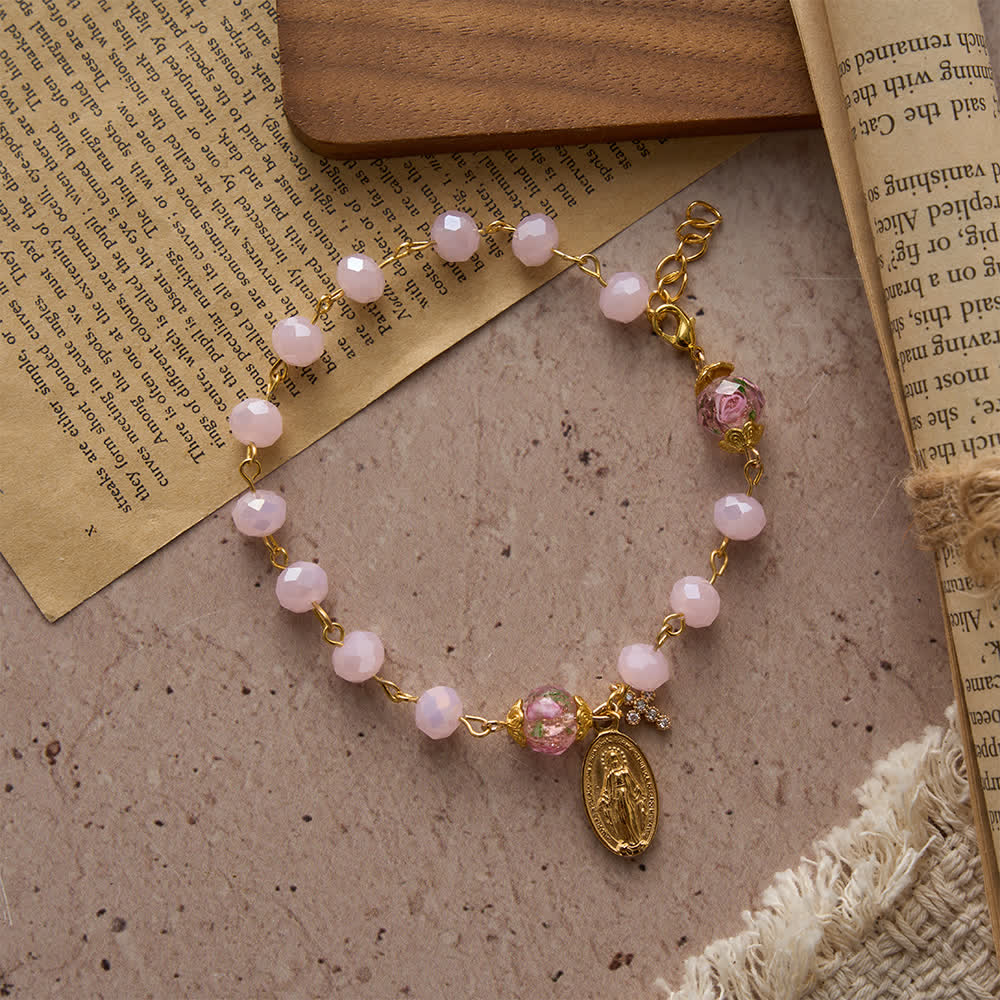 Christianartworkshop Braccialetto devozionale con cristalli rosa tenue, medaglia e croce della Madonna. - image 4