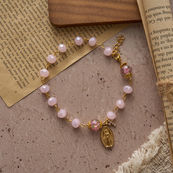 Christianartworkshop Braccialetto devozionale con cristalli rosa tenue, medaglia e croce della Madonna. - image 4