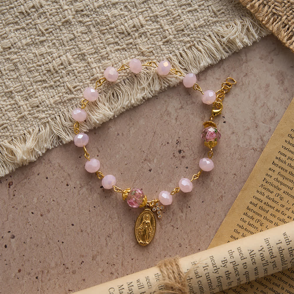 Christianartworkshop Braccialetto devozionale con cristalli rosa tenue, medaglia e croce della Madonna. - image 3