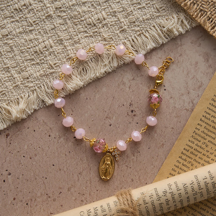 Christianartworkshop Braccialetto devozionale con cristalli rosa tenue, medaglia e croce della Madonna. - image 3