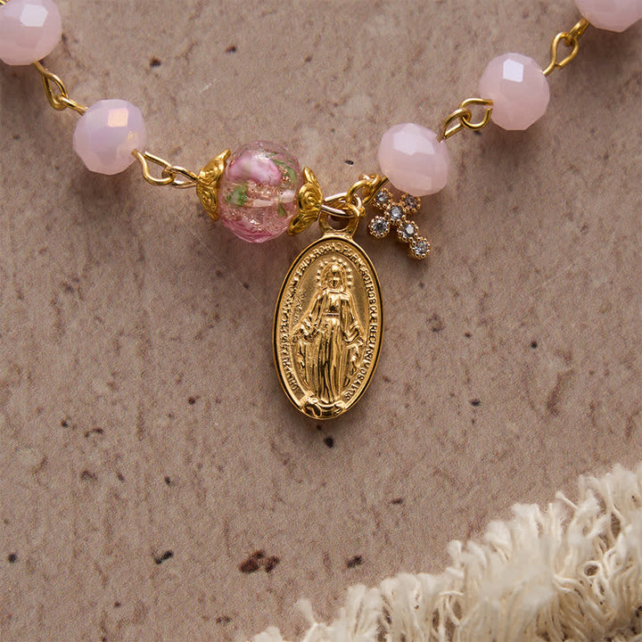 Christianartworkshop Braccialetto devozionale con cristalli rosa tenue, medaglia e croce della Madonna. - image 6